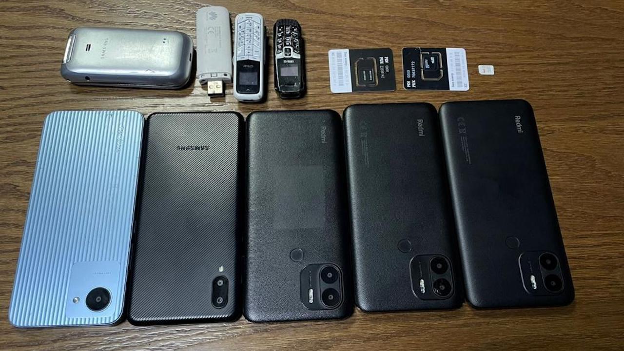 Сотрудники колонии в Ревде обнаружили 8 мобильных телефонов на территории учреждения